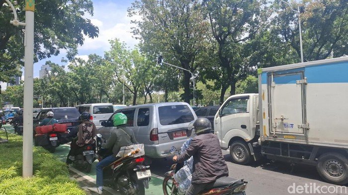 Jalan Medan Merdeka Selatan Ditutup, Demo Guru Bikin Lalin Macet!