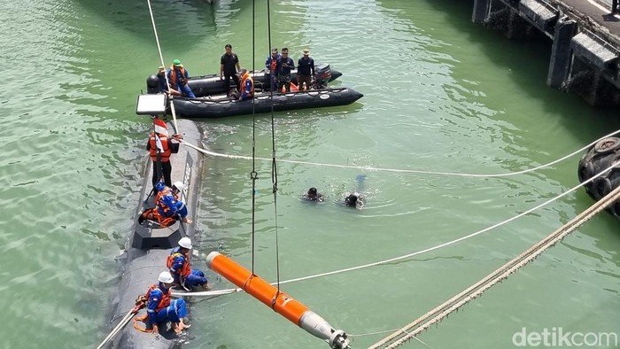 Kapal Selam Tanpa Awak KSOT Uji Tembak di Laut Surabaya, Dipantau Prabowo - Update 2