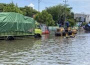 “Banjir Pantura Semarang: Sopir Truk Terjebak, Keluhannya Mencekam!”