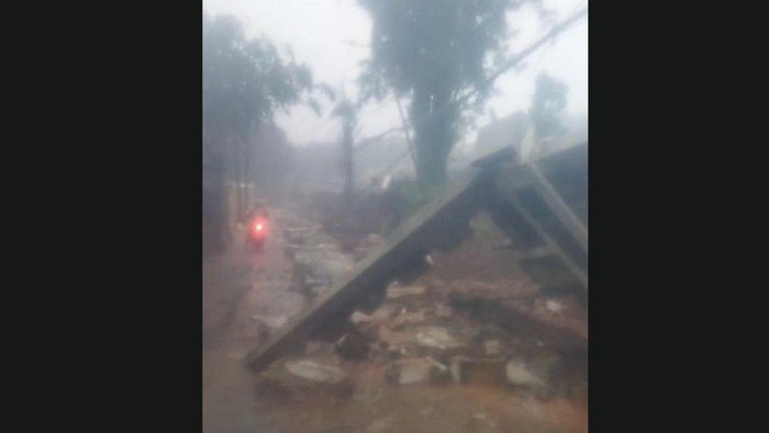 Banjir Hujan Deras Jebol Tebeng TPU Jeruk Purut, Warga Berisiko!