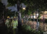 Jalan Kemang Raya Jaksel Masih Banjir Malam Ini, Perahu Karet Jadi Sarana Evakuasi Darurat!