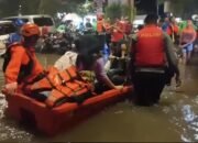 Dalam Api Banjir, Brimob Polda Metro Jadi Penyelamat Warga Jaksel