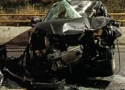 Mobil Ringsek Usai Tabrak Pembatas Jalan di Jakbar, Korban Dibawa ke RS – Update 2