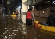 Pela Mampang Banjir 1 Meter Semalam, Polisi Antar Warga Pulang Pakai Perahu – Update 2