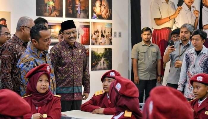 **Sekolah Rakyat Berbincang di Pameran, Foto Menarik Perhatian Haluan Merah Putih**