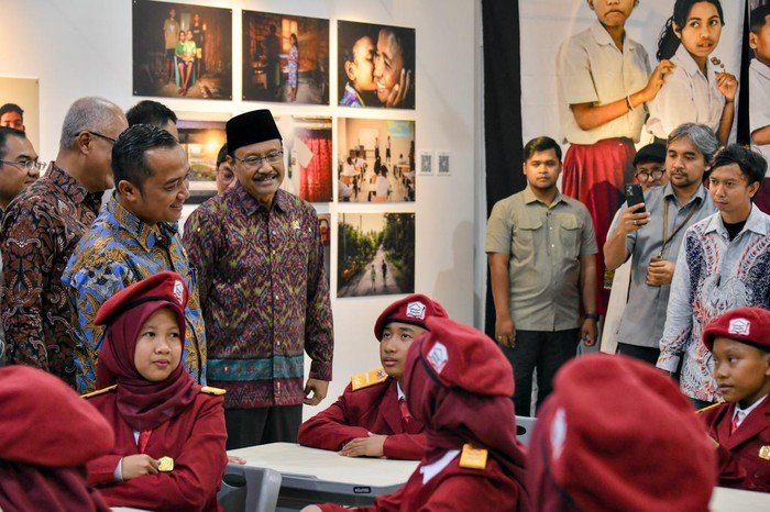**Sekolah Rakyat Berbincang di Pameran, Foto Menarik Perhatian Haluan Merah Putih**