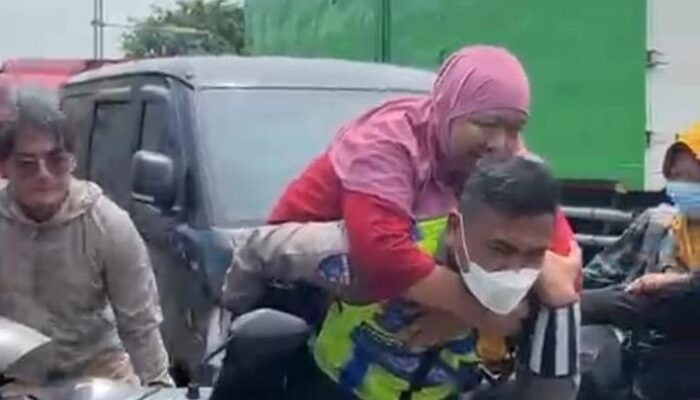 Polantas Berjibaku Bantu Warga dan Sopir Truk Terdampak Banjir di Kaligawe Semarang, Berjuang melawan Banjir demi Kemanusiaan
