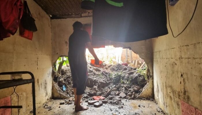 “Imbas Tanggul Baswedan Jebol, Warga Cerita Detik-detik Tembok Rumahnya Bolong!”