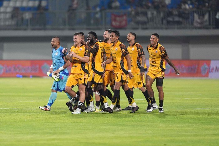 
</p>

			<footer class=