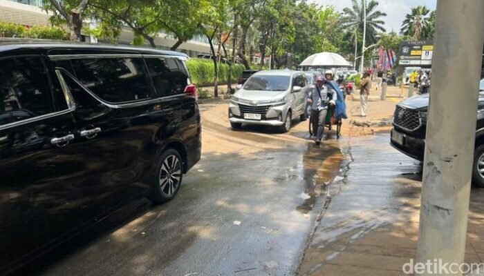 “Banjir Kemang Jaksel Kemarin: Kisah Pedagang Siomay yang Mengharu biru!”