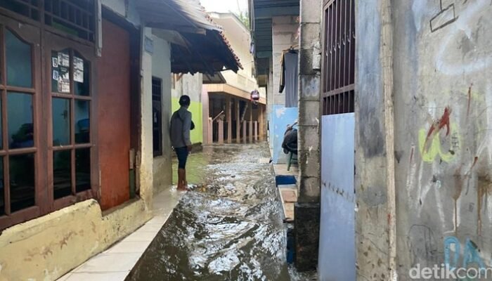 Darurat: Tanggul Baswedan Jebol, 10 RT di Jati Padang Terancam Banjir