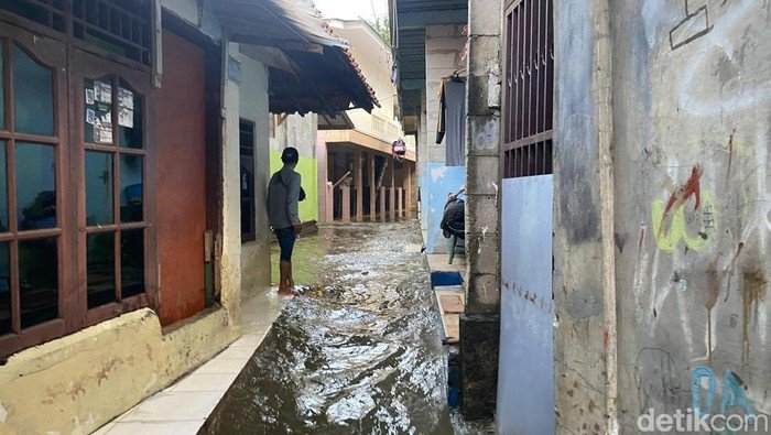 Darurat: Tanggul Baswedan Jebol, 10 RT di Jati Padang Terancam Banjir