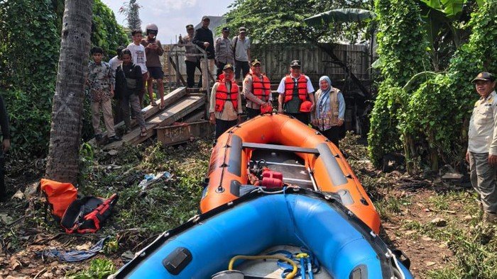 Dua Hari Pencarian, Tim SAR Belum Temukan Remaja Hanyut di Kali Mampang