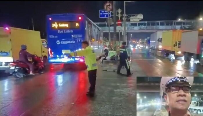 Krisis Lalin Malam: Truk Amblas di Kosambi, Cengkareng Macet Parah