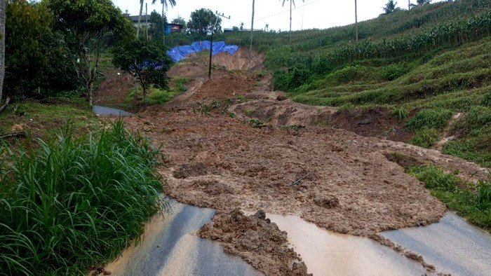 Longsor 100 Meter Menerjang, Jalur Utama Tulungagung-Trenggalek Terpotong