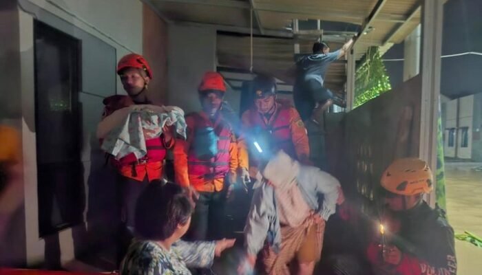 Tragedi Banjir di Jonggol Bogor: 84 Orang Mengungsi Karena Tanggul Tidak Bertahan.