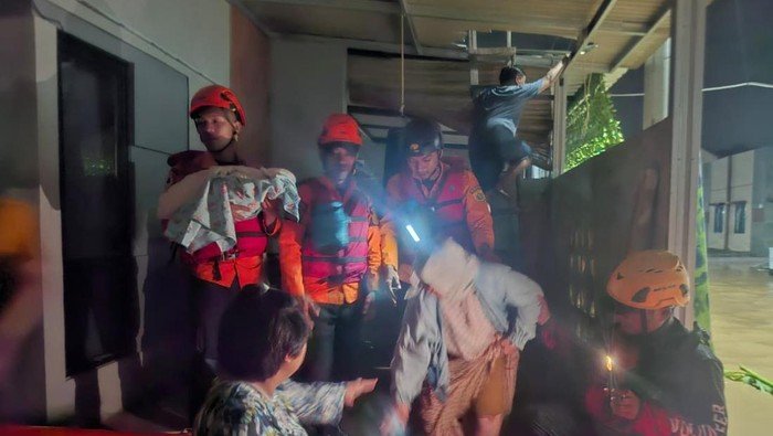 Tragedi Banjir di Jonggol Bogor: 84 Orang Mengungsi Karena Tanggul Tidak Bertahan.