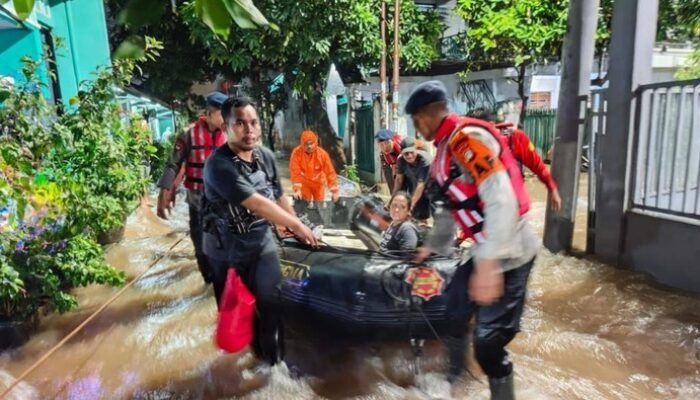 Petugas Ahli Selamatkan Ribuan Jiwa dari Banjir Bandang
