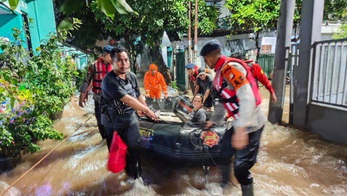 Petugas Ahli Selamatkan Ribuan Jiwa dari Banjir Bandang