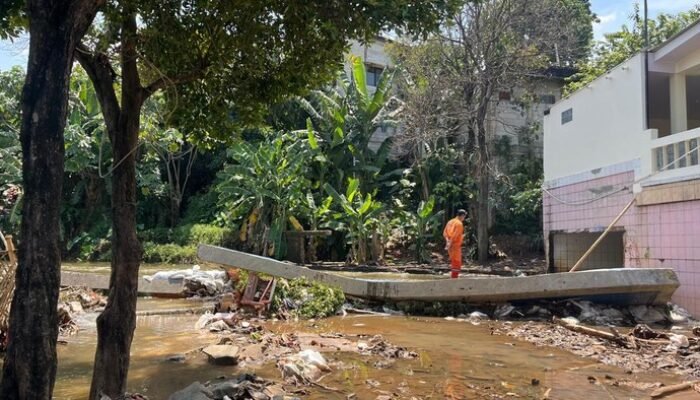 “Tanggul Baswedan Jebol, Warga Menghadapi Banjir yang Tak Kunjung Reda”