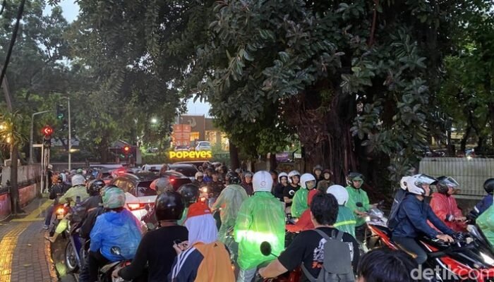 Pedagang Curhat Pegel Dorong Gerobak saat Terjebak Banjir-Macet di Kemang – Update 3