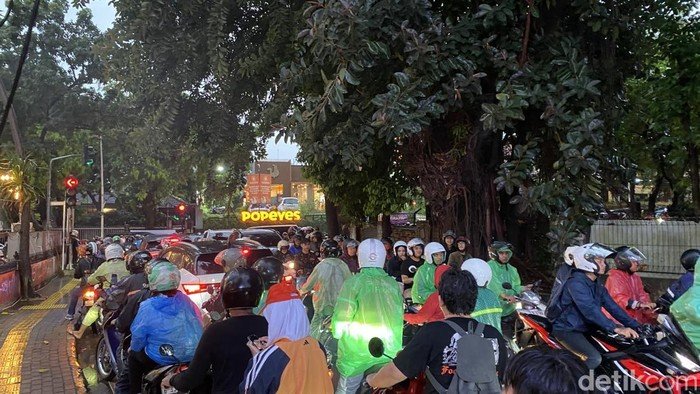 Pedagang Curhat Pegel Dorong Gerobak saat Terjebak Banjir-Macet di Kemang - Update 3