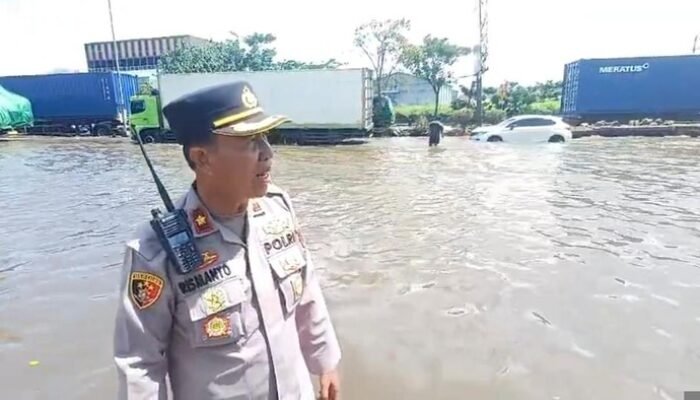 “Dramatis! Siang Ini, Jalan Raya Kaligawe Semarang Masih Tergenang, Hidup Warga Terhambat”