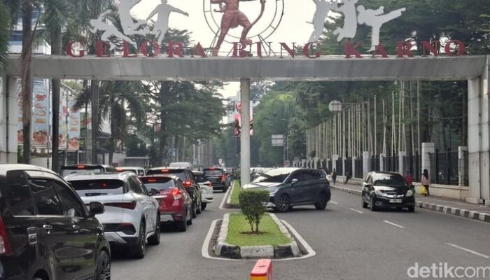 [Jelang Konser BLACKPINK, Lalin Depan GBK Arah Senayan Terkena Keblokade]