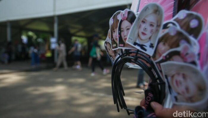 Dear BLINK, Ini Tips Nonton Konser saat Musim Hujan – Update 2