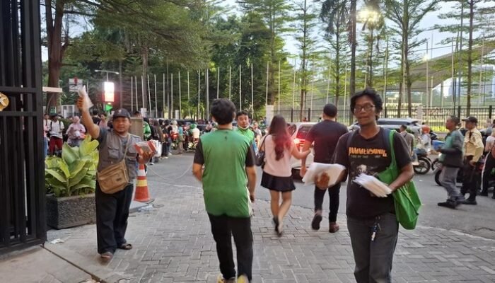 Banjir Rezeki Tanpa Hujan? Ini Cerita Penjual Jas Hujan yang Viral di Konser BLACKPINK