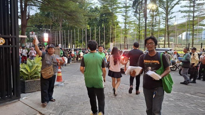 Banjir Rezeki Tanpa Hujan? Ini Cerita Penjual Jas Hujan yang Viral di Konser BLACKPINK