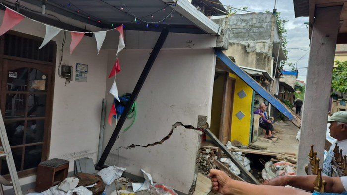 Jaktim Tanah Amblas, Pemkot Peringatkan Pagar di Drainase, Warga Waspadai Banjir