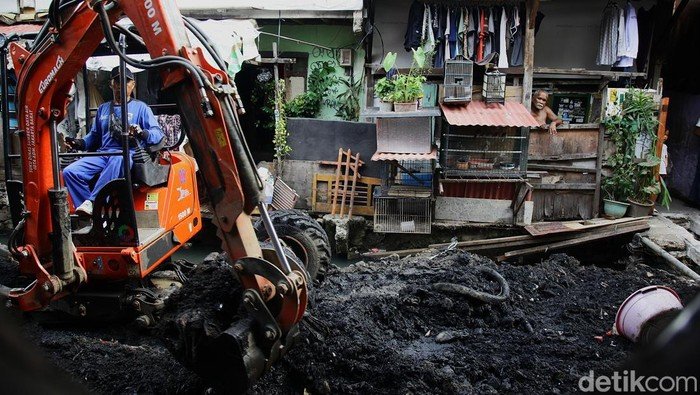 Pengerukan Kali di Jakbar Kembali Berjalan, Alat Dipasang GPS Agar Terpantau - Update 2