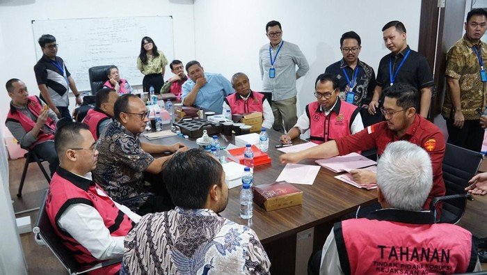 8 Terdakwa Korupsi Minyak Ditangkap, Kejagung Limpahkan, Riza Chalid Hilang
