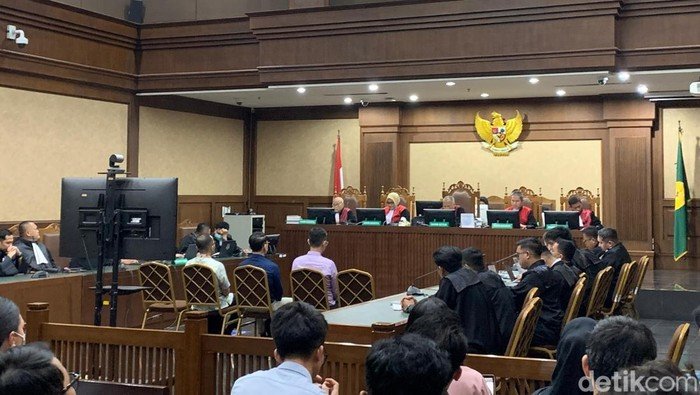 Hakim Tolak Eksepsi Terdakwa Kasus Minyak Mentah, Sidang Lanjut Pembuktian - Update 3