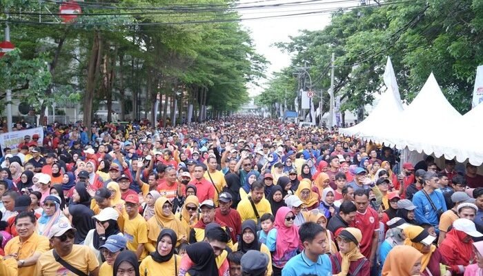 HUT Ke-418 Kota Makassar: Puluhan Ribu Warga Berbondong-Bondong dalam Jalan Sehat Bersama!
