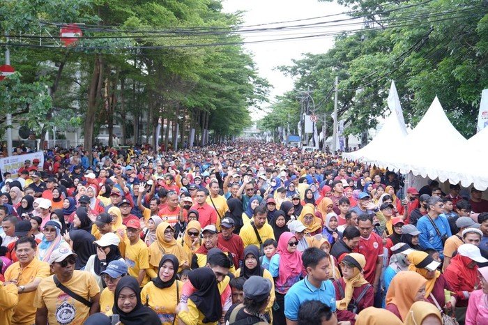 HUT Ke-418 Kota Makassar: Puluhan Ribu Warga Berbondong-Bondong dalam Jalan Sehat Bersama!
