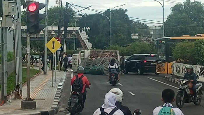 Kebayoran Kacau: Truk Terbalik, Bus Transjakarta Rute 8C dan 9E Terlambat, Lalu Lintas Macet!