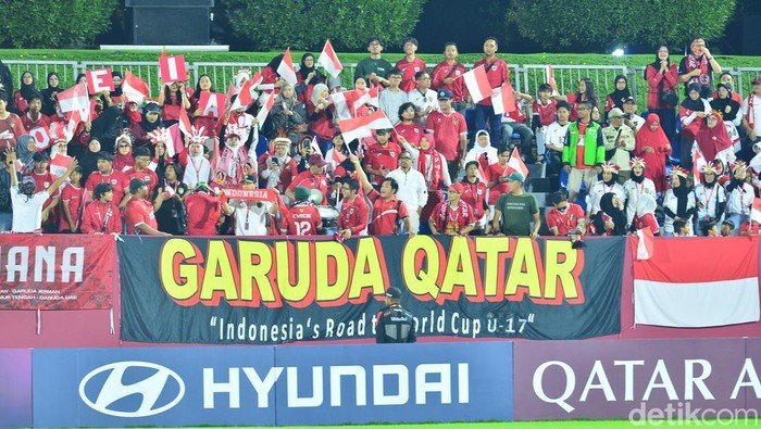[Coach Nova: Suporter Indonesia di Qatar, Dukungan Anda Tak Terlupakan!]