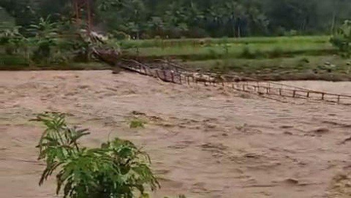 Banjir-Longsor Menerjang 5 Kecamatan di Cianjur, Jalan Terputus-Jembatan Rusak!