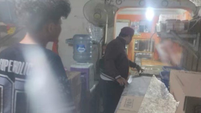 Wow! Eks Karyawan Toko di Jakut Curi Sekarung Daging Beku, Polisi Cek TKP