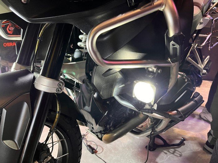 **Lampu Tembak, Kunci Mencegah Hajar Lubang saat Touring Malam!**