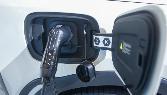 “Dari Bensin ke Listrik: Mengapa Jangan Tawarkan Mobil Baru Ini ke Generasi Tua!”