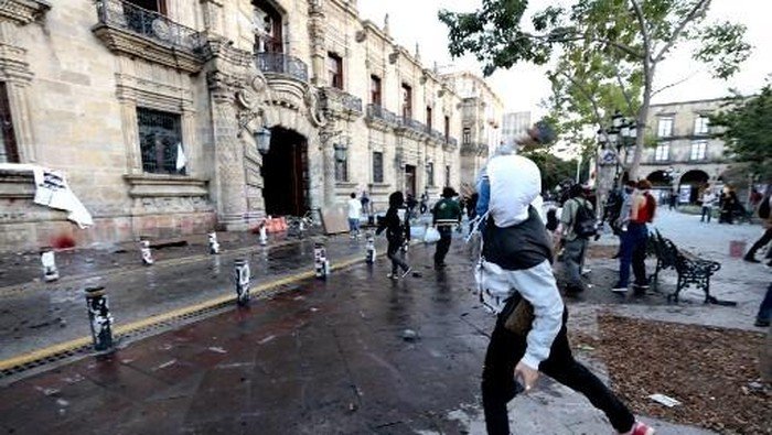 Ribuan Anak Muda Meksiko Demo, Tolak Kebijakan Setelah Kematian Wali Kota