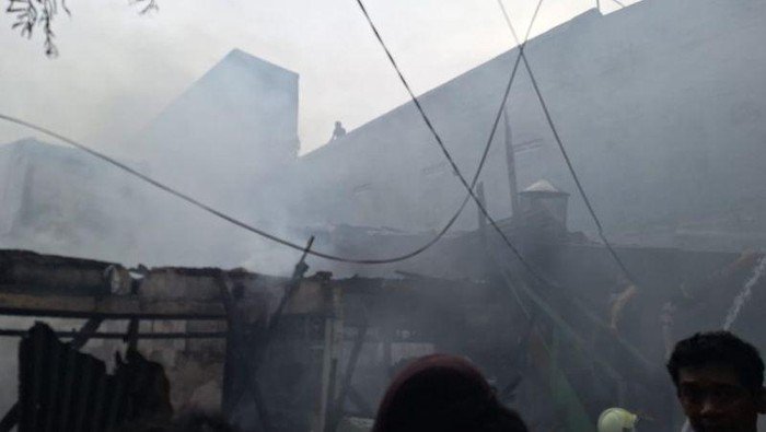 Kabel SUTET Putus, Ketua RW Saksikan Kebakaran Hebat di Jatipulo!