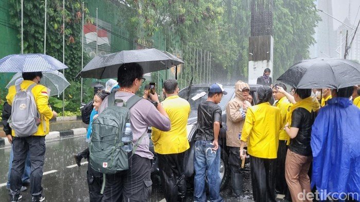 Sambil Hujan-hujanan, Mahasiswa Demo, DPR Jadi Saksi Protes Vokal!