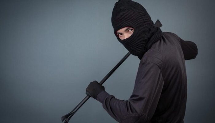 “Kecurangan di Depok: Maling Bumper Mobil Ditangkap, Pelaku Tak Asing!” #Kriminalitas #KebijakanKeamanan