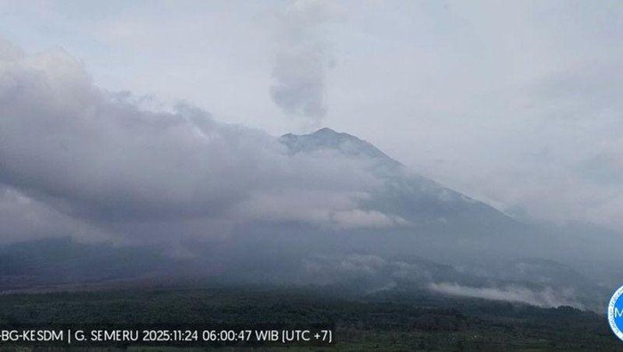 Semeru Menyembulkan Asap Putih, Pertanda Apa?