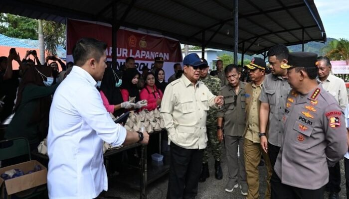 Kapolri Bersama Presiden, Cek Lokasi Pengungsian Korban Banjir di Tapanuli Tengah