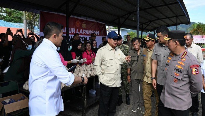 Kapolri Bersama Presiden, Cek Lokasi Pengungsian Korban Banjir di Tapanuli Tengah